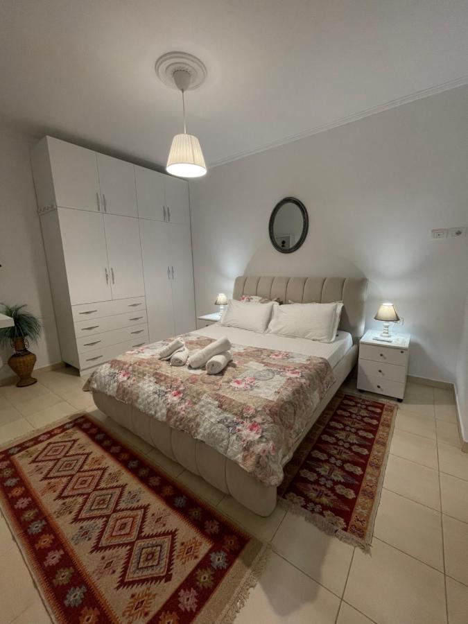 Meg'S Apartment Gjirokaster Bagian luar foto